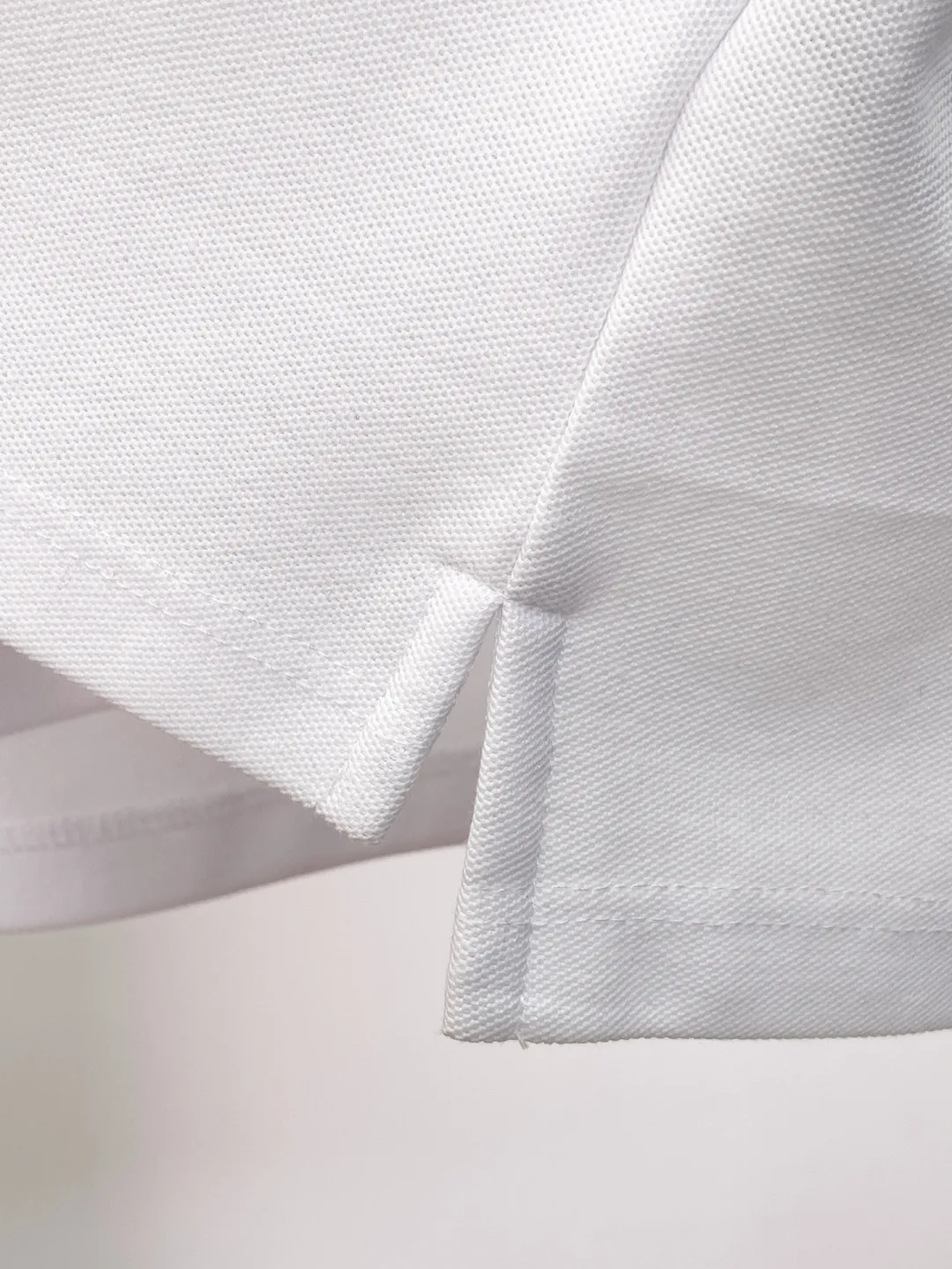 BURBERRY New Arrival Polo shirt, complete with three labels, original fabric, original customized accessories, official Same Style, using 210 grams of pure cotton pique fabric, customized same-tank dyed fabric, very comfortable and smooth to the touch, very wide and stylish, produced by a first-line brand on behalf of Factory, imported Behringer embroidery machine, embroidery is full and textured, imported Kangli direct-injection machine, printing is clear and textured, the collar rib is woven with imported yarn It will not lose shape after being worn for a long time. It is the most New Arrival style in spring and summer. It is fashionable and individual. It is super Versatile and looks good. It is very suitable for both men and women. It is a must-have for everyone. Size: S-XXL
